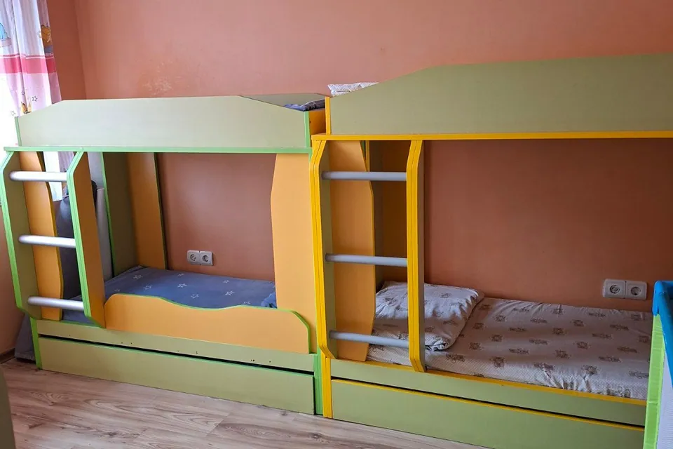 Двуетажни детски легла със стълбички